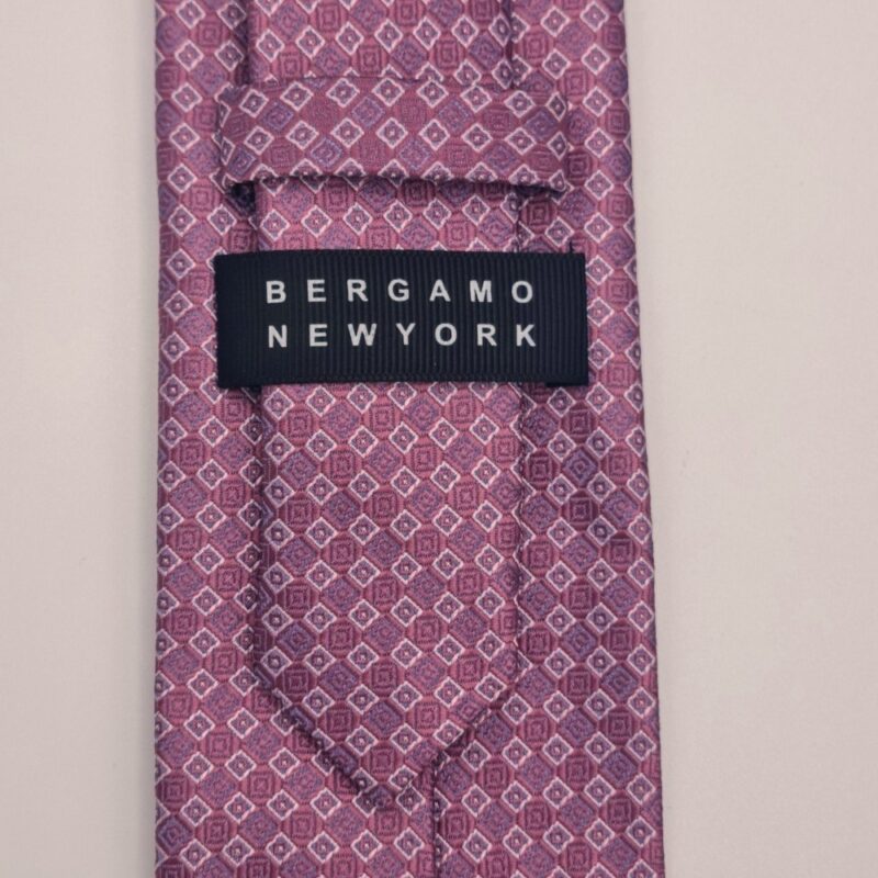 Etiqueta original Bergamo New York na parte traseira da gravata lilás masculina