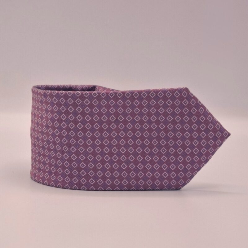 Gravata Bergamo New York lilás dobrada exibindo largura tradicional de 8,5 cm