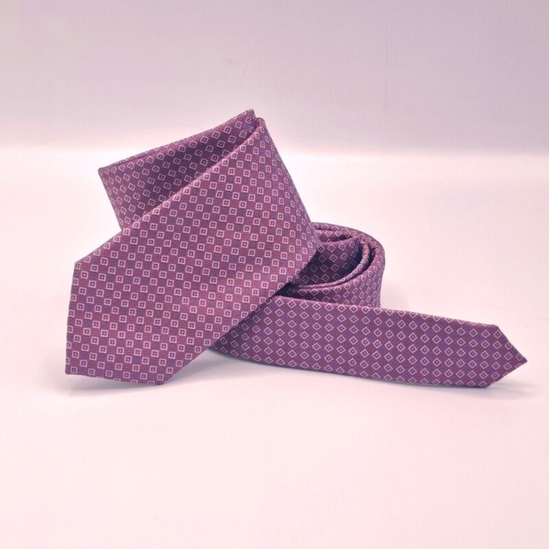 Gravata Bergamo New York lilás enrolada destacando textura do tecido e padrão geométrico