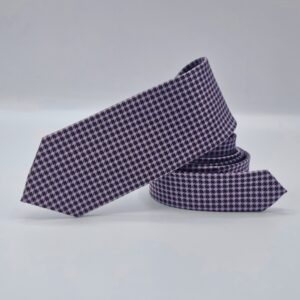 Gravata Bill Blass lilás dobrada destacando estampa contínua e design sofisticado