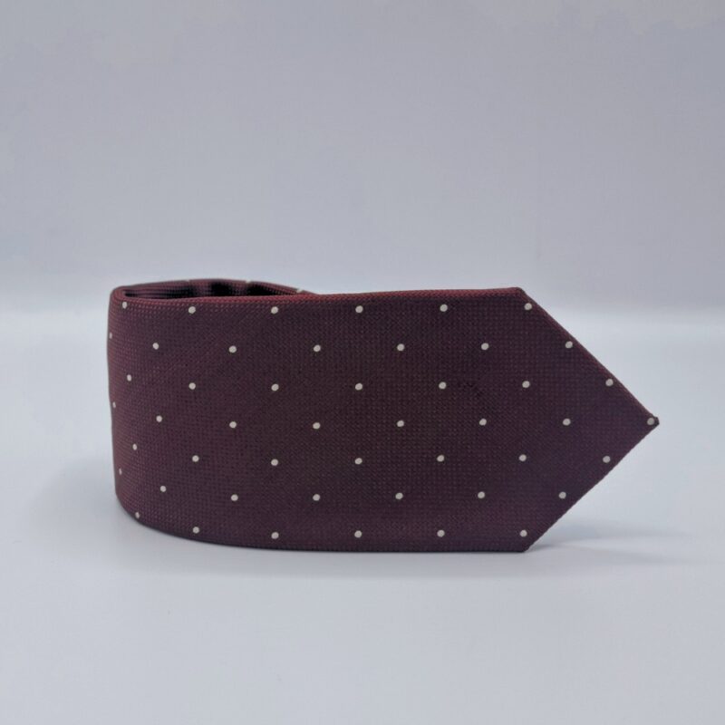 Gravata Dockers vinho dobrada exibindo largura 8 cm e estampa poá