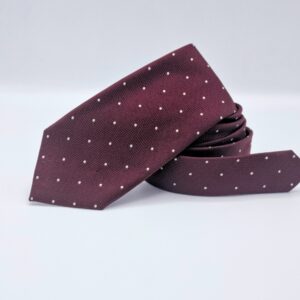 Gravata Dockers vinho enrolada destacando textura do tecido e estampa poá