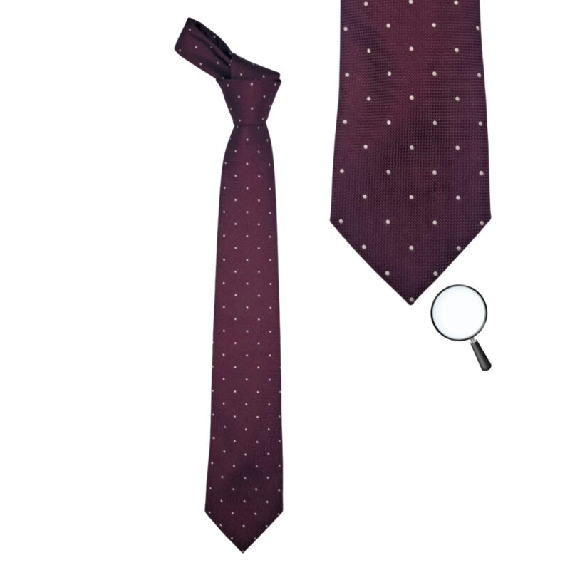 Gravata Dockers vinho com estampa poá e detalhe ampliado do tecido