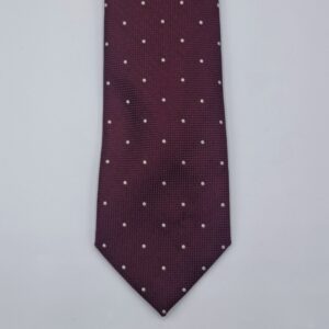 Ponta da gravata Dockers vinho com estampa poá em close detalhado
