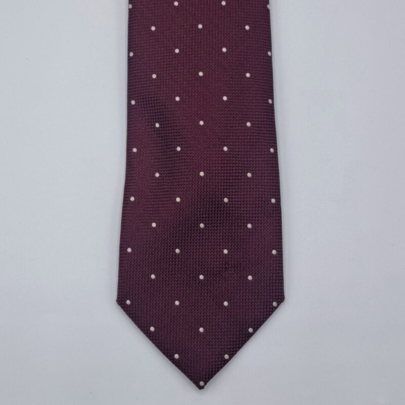 Ponta da gravata Dockers vinho com estampa poá em close detalhado