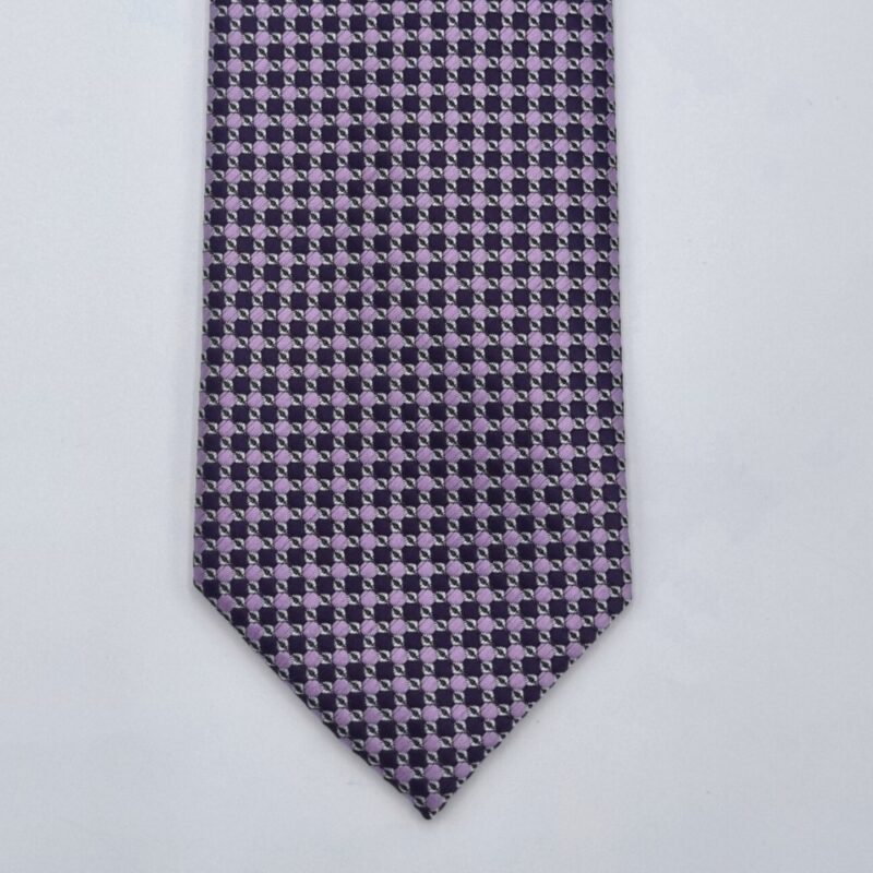 Detalhe da ponta da gravata lilás Bill Blass com padronagem geométrica refinada