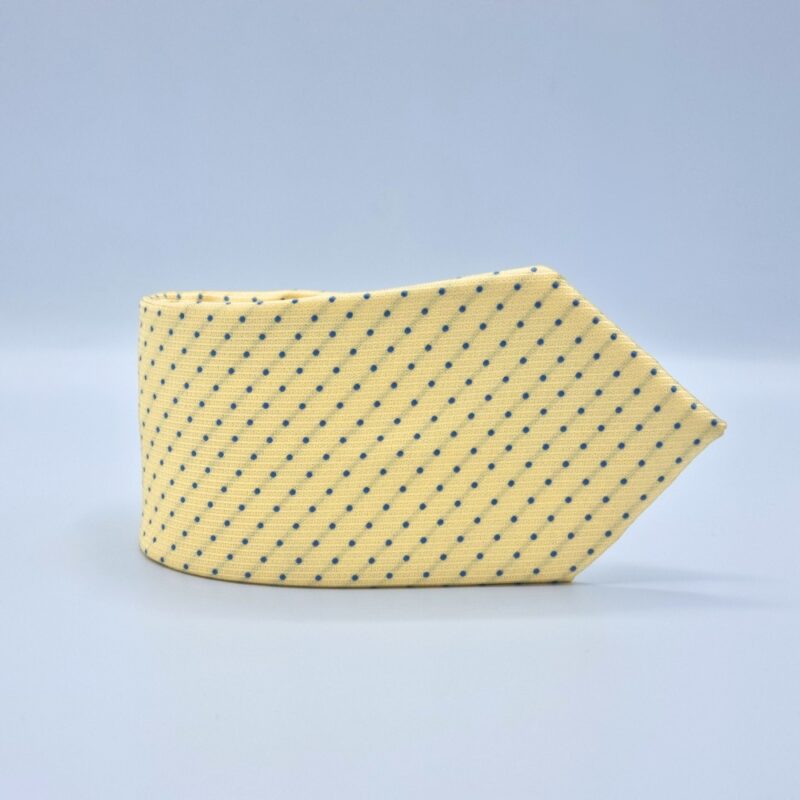 Gravata Michael Kors amarela dobrada exibindo estampa poá azul tradicional