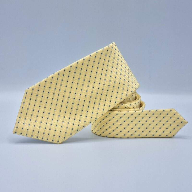 Gravata Michael Kors amarela enrolada destacando textura do tecido e poá azul