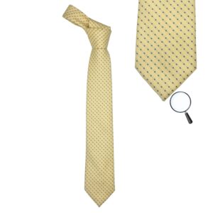 Gravata Michael Kors amarela com poá azul em visual frontal clássico