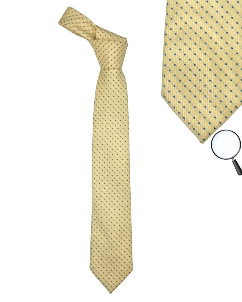 Gravata Michael Kors amarela com poá azul em visual frontal clássico