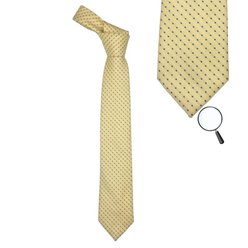 Gravata Michael Kors amarela com poá azul em visual frontal clássico