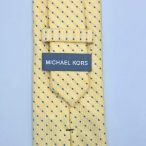 Etiqueta original Michael Kors na parte traseira da gravata amarela masculina