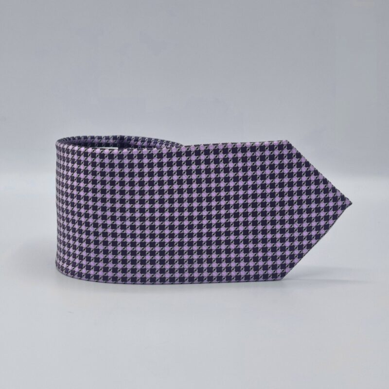 Gravata social lilás enrolada exibindo largura de 8 cm e acabamento lateral