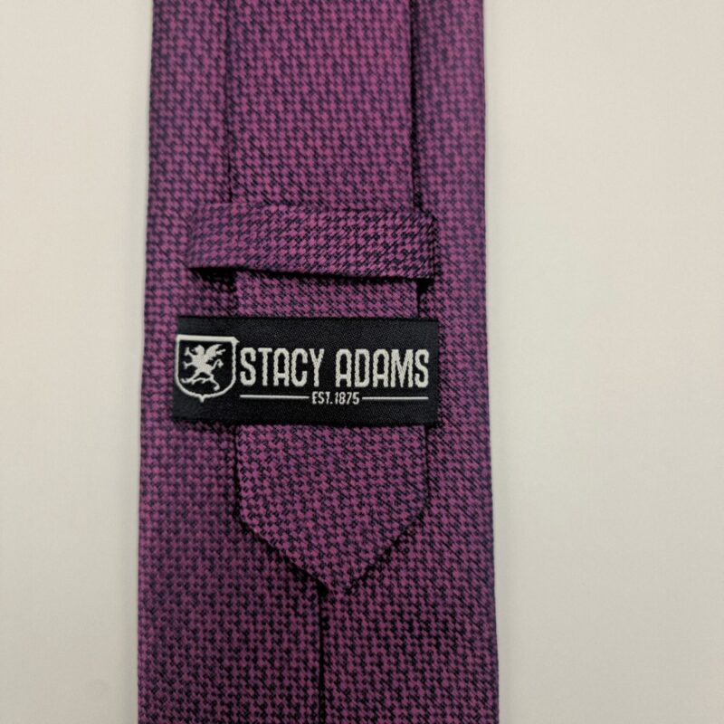 Etiqueta original Stacy Adams na parte traseira da gravata roxa masculina
