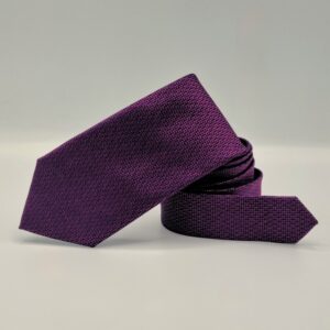 Gravata Stacy Adams roxa enrolada destacando textura do tecido e padrão tradicional