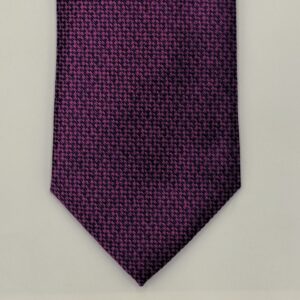 Detalhe da ponta da gravata Stacy Adams roxa com padrão clássico