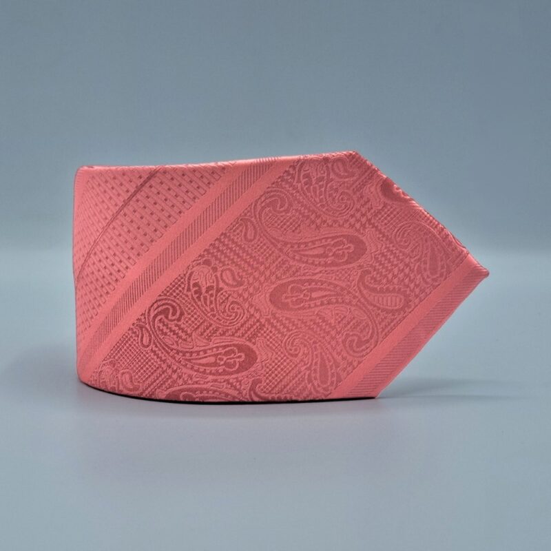 Gravata Stacy Adams salmão dobrada exibindo textura do tecido e padrão paisley