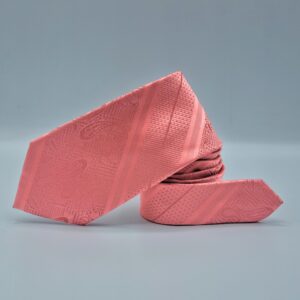 Gravata Stacy Adams salmão enrolada destacando textura do tecido e estampa paisley