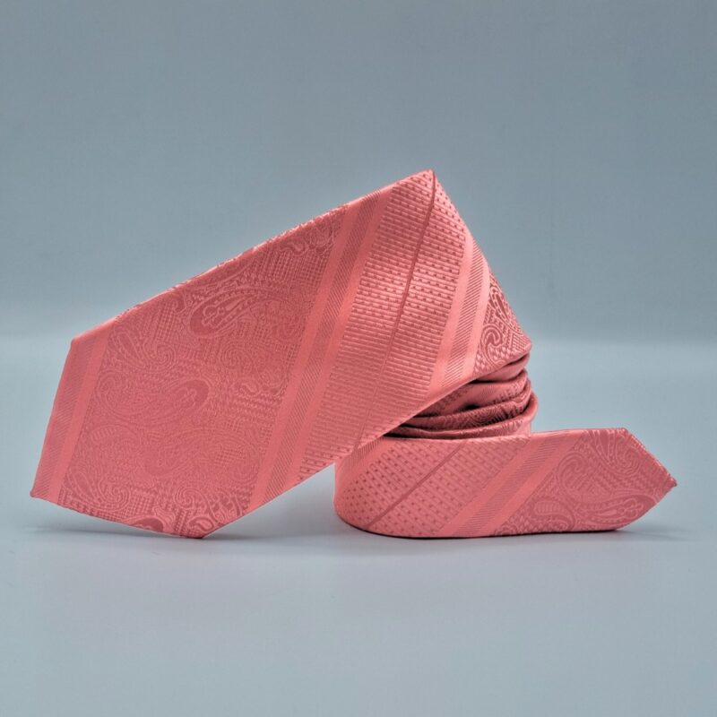 Gravata Stacy Adams salmão enrolada destacando textura do tecido e estampa paisley