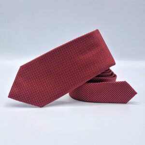 Gravata Tommy Hilfiger vermelha dobrada destacando estampa clássica e caimento