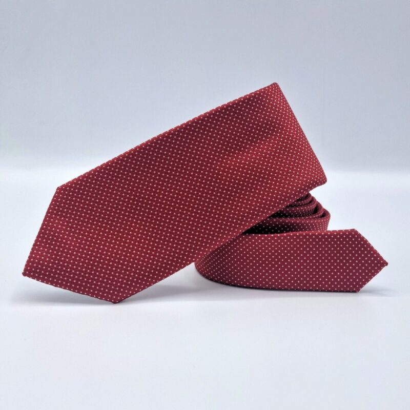 Gravata Tommy Hilfiger vermelha dobrada destacando estampa clássica e caimento