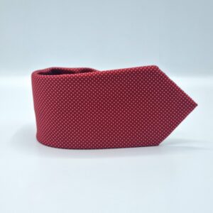 Gravata vermelha Tommy Hilfiger dobrada exibindo textura e acabamento premium