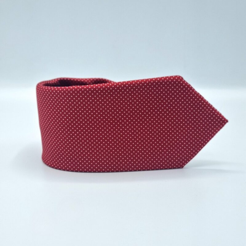 Gravata vermelha Tommy Hilfiger dobrada exibindo textura e acabamento premium