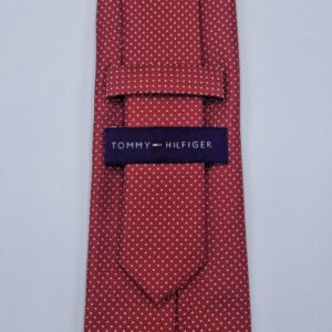 Verso da gravata vermelha Tommy Hilfiger com etiqueta original da marca