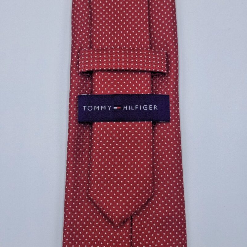 Verso da gravata vermelha Tommy Hilfiger com etiqueta original da marca