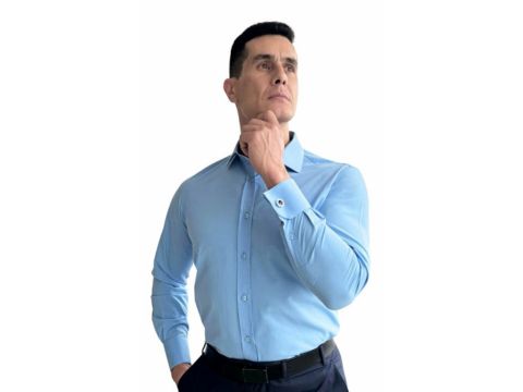  Homem moderno vestindo camisa azul clara italiana premium – MS Stilos.
