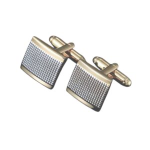 Detalhe da textura metálica da abotoadura dourada e prata para uso formal