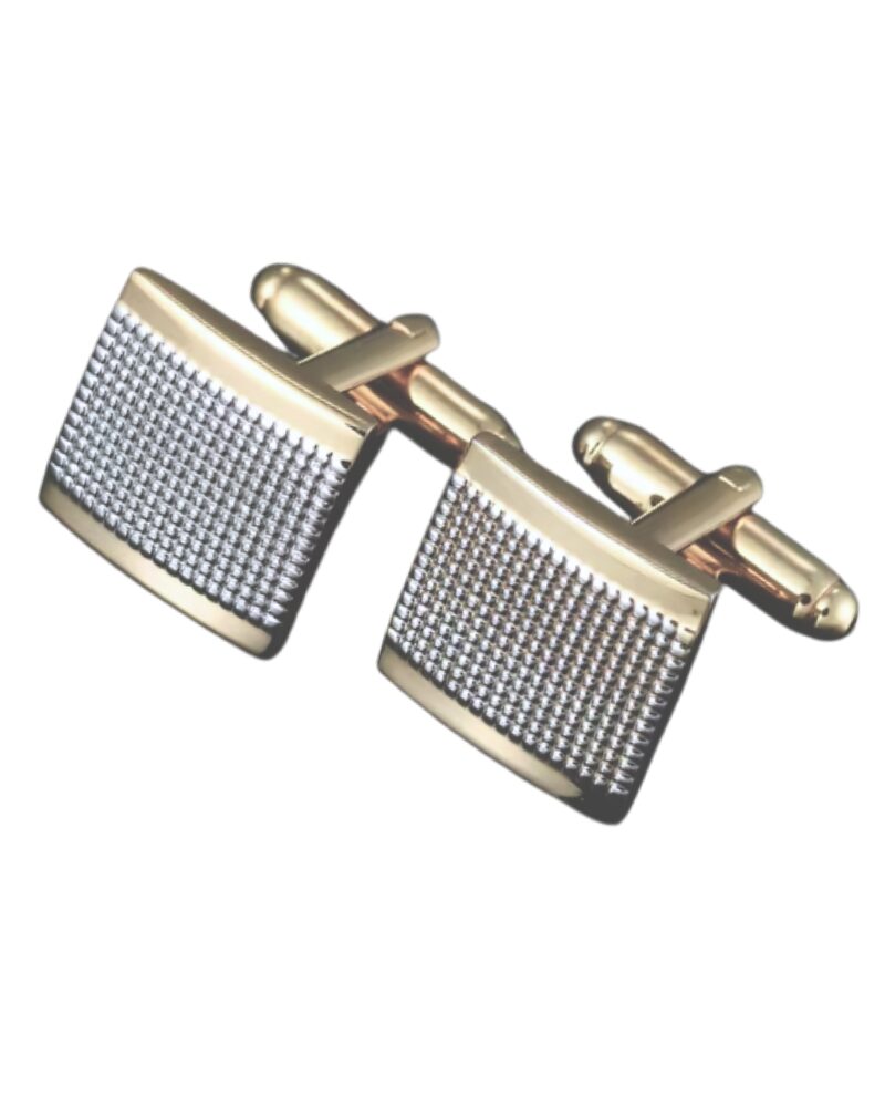 Detalhe da textura metálica da abotoadura dourada e prata para uso formal