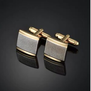 Abotoaduras dourada e prata com acabamento metálico em fundo escuro elegante