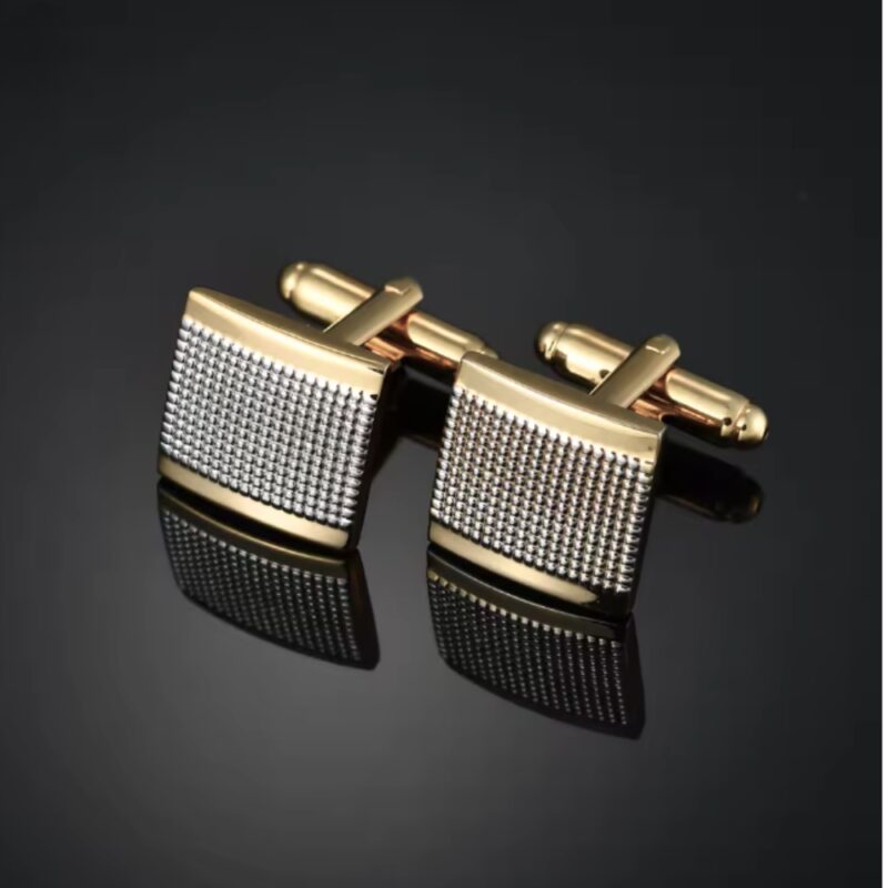 Abotoaduras dourada e prata com acabamento metálico em fundo escuro elegante