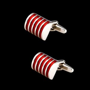 Abotoaduras vermelhas e prateadas aplicadas em camisa de punho duplo elegante