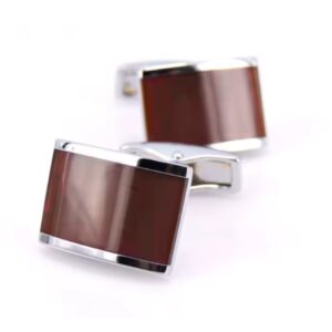 Detalhe frontal da abotoadura prata com acabamento vinho polido elegante