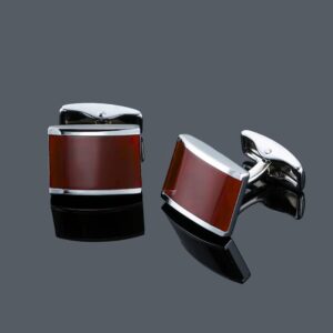 Abotoaduras prata com detalhe vinho exibidas em fundo escuro sofisticado