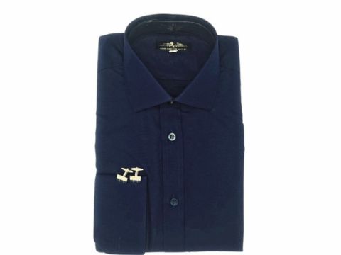 Camisa azul marinho com punho duplo e abotoadura dourada posicionada