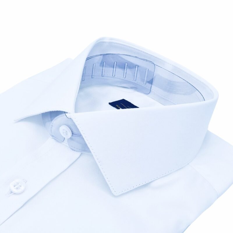 Costura refinada da gola italiana na camisa branca masculina