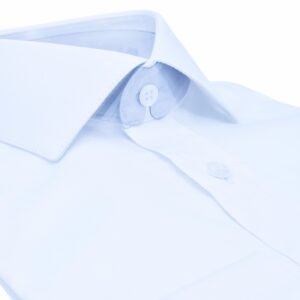 Detalhe lateral da gola italiana na camisa branca masculina