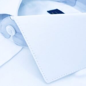 Detalhe interno da gola italiana da camisa branca social