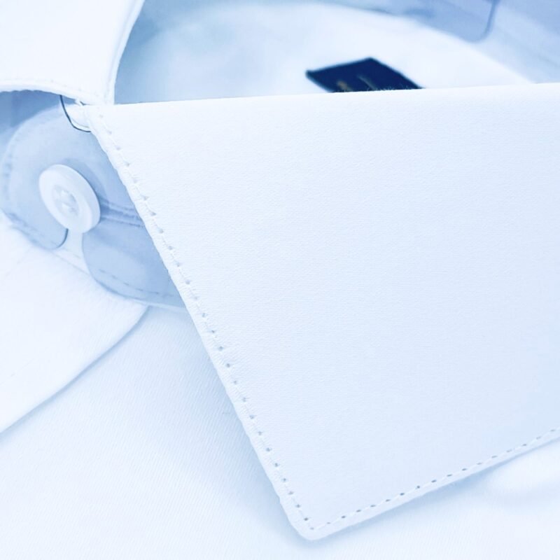 Detalhe interno da gola italiana da camisa branca social
