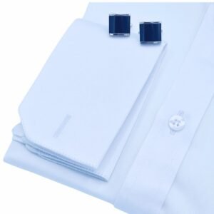 Punho duplo da camisa branca masculina com abotoaduras elegantes