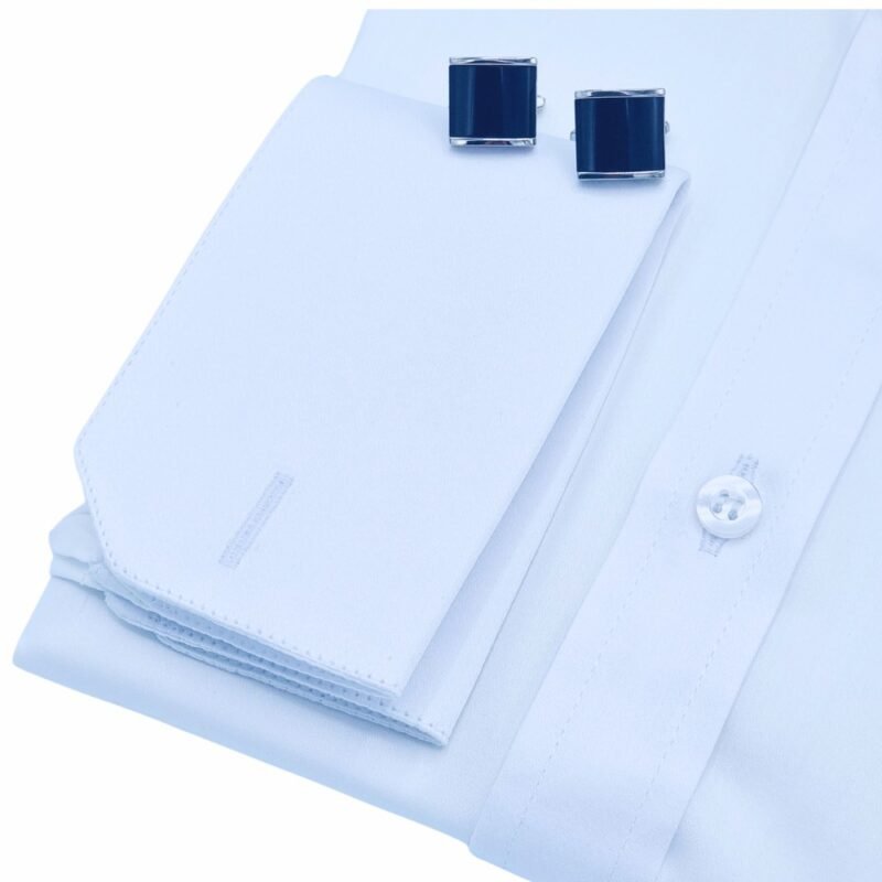 Punho duplo da camisa branca masculina com abotoaduras elegantes