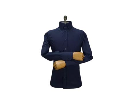 Camisa social azul marinho com punho botão exibida em manequim, ideal para executivos que viajam a trabalho