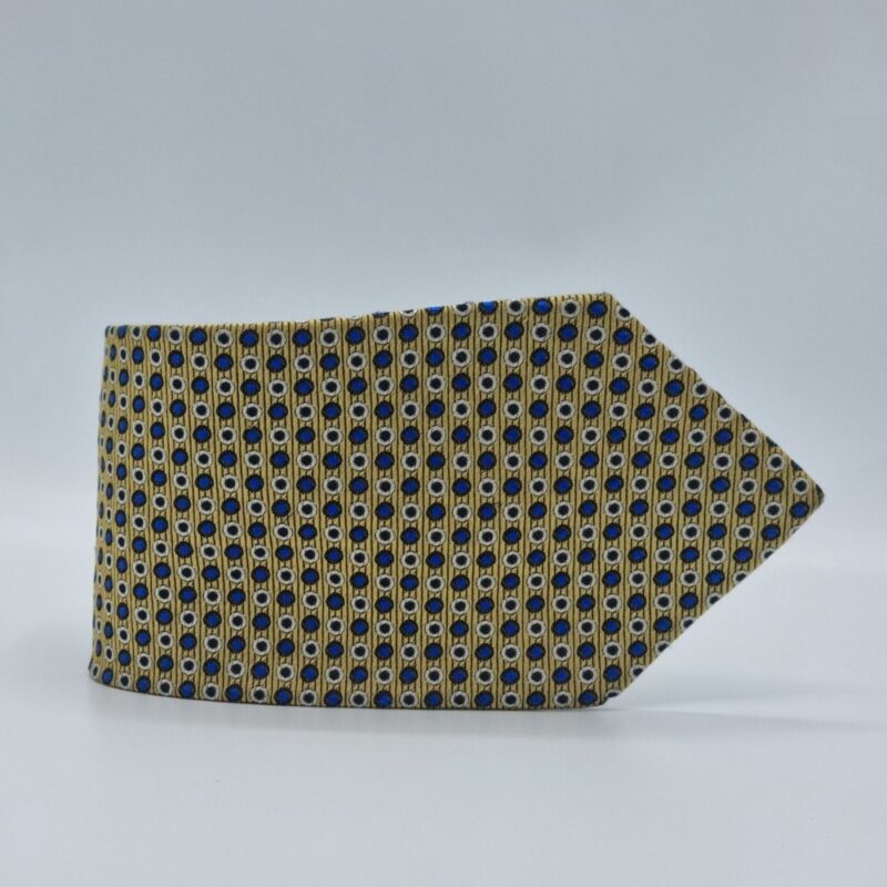 Detalhe da ponta da gravata de seda amarela RBM Collection com acabamento refinado