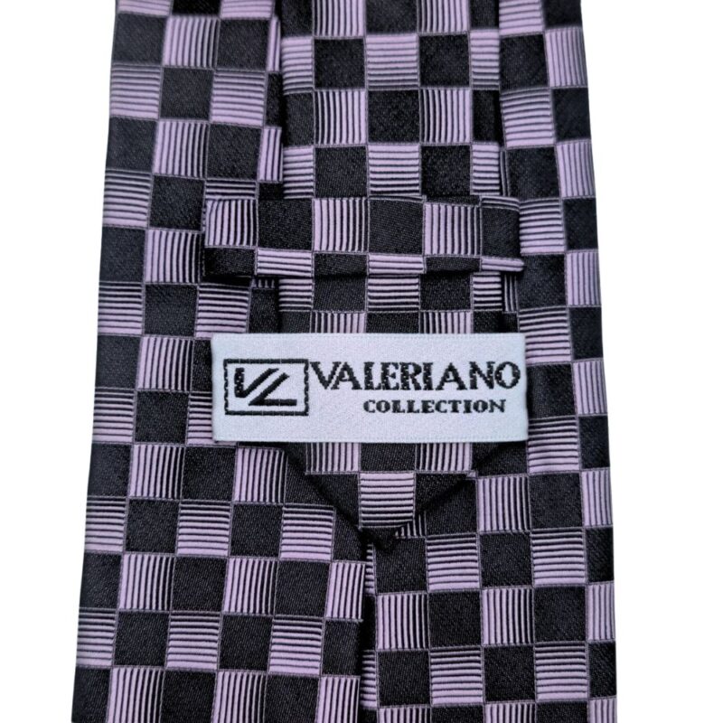 Etiqueta Valeriano Collection aplicada em gravata masculina de seda preta e lilás