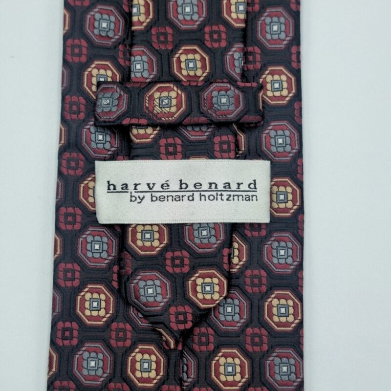 Etiqueta da marca Harve Benard aplicada em gravata vinho de seda tradicional