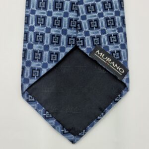 Etiqueta da marca Murano aplicada em gravata de seda azul tradicional masculina
