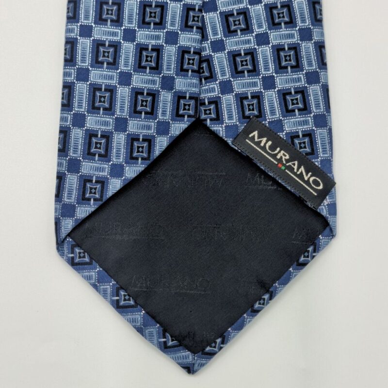 Etiqueta da marca Murano aplicada em gravata de seda azul tradicional masculina